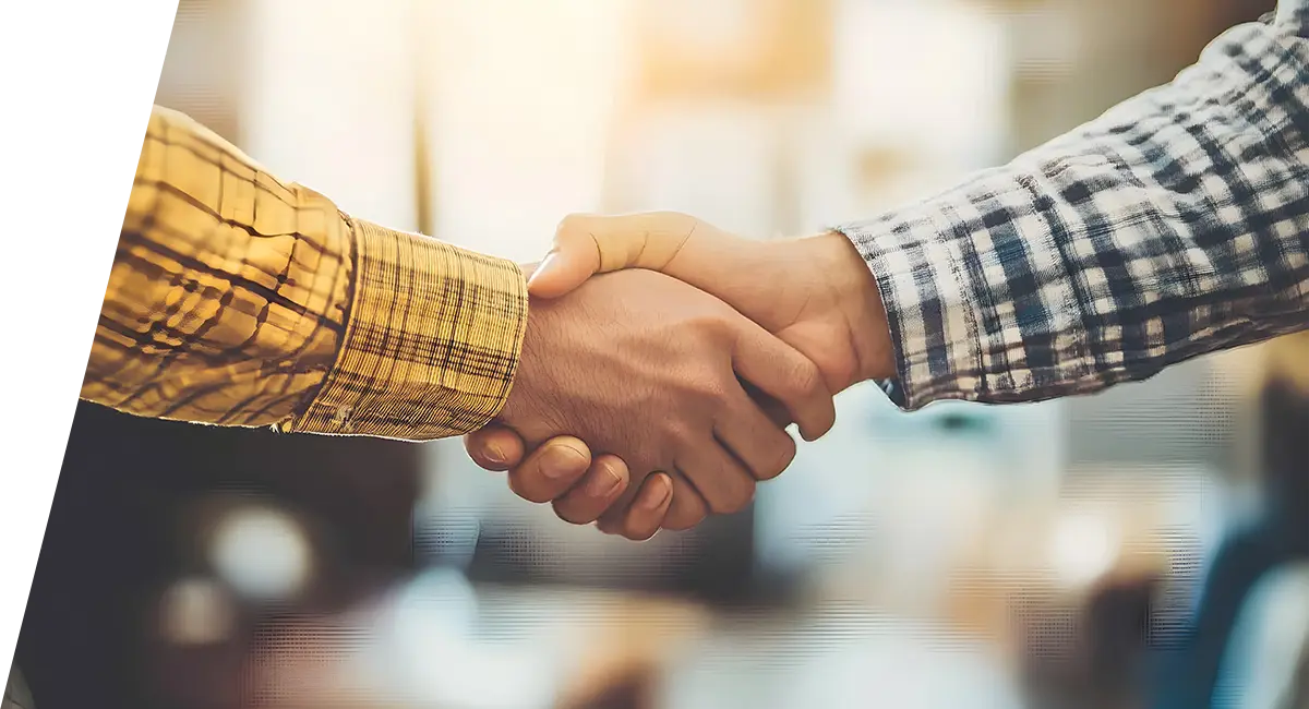 Handeschütteln nach erfolgreicher Finanzberatung